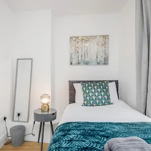 Modern Cosy London Flat By Damask Homes Ilford